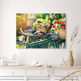 Rower z bukietem kolorowych kwiatów w koszyku 