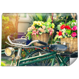 Rower z bukietem kolorowych kwiatów w koszyku 