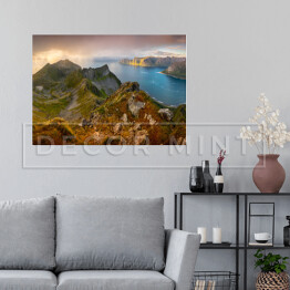 Plakat samoprzylepny Panoramiczny widok na góry nad zatoką, Norwegia