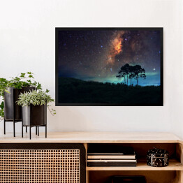 Obraz w ramie Sylwetki wysokich drzew na tle Drogi Mlecznej