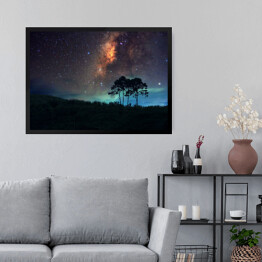 Obraz w ramie Sylwetki wysokich drzew na tle Drogi Mlecznej