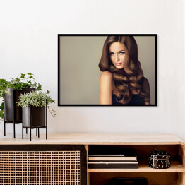 Plakat w ramie Piękna modelka z długimi falującymi i lśniącymi włosami