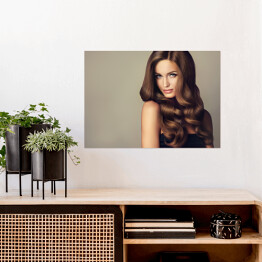 Plakat samoprzylepny Piękna modelka z długimi falującymi i lśniącymi włosami