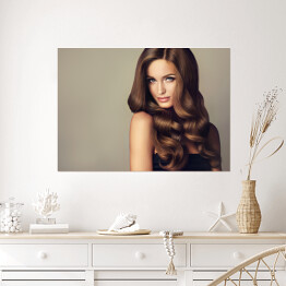 Plakat Piękna modelka z długimi falującymi i lśniącymi włosami