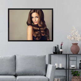 Obraz w ramie Piękna modelka z długimi falującymi i lśniącymi włosami