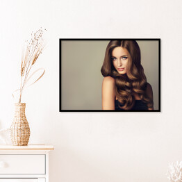 Plakat w ramie Piękna modelka z długimi falującymi i lśniącymi włosami