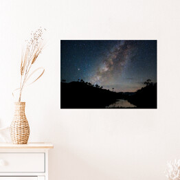 Plakat Krajobraz nieba pełnego gwiazd nad rzęką otoczoną drzewami