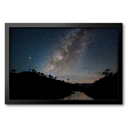 Obraz w ramie Krajobraz nieba pełnego gwiazd nad rzęką otoczoną drzewami