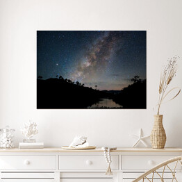 Plakat Krajobraz nieba pełnego gwiazd nad rzęką otoczoną drzewami
