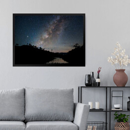 Obraz w ramie Krajobraz nieba pełnego gwiazd nad rzęką otoczoną drzewami