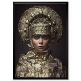 Plakat w ramie Kobieta w stylowym makijażu i fantazyjnym nakryciu głowy