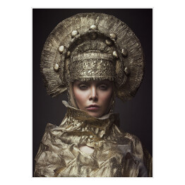 Plakat samoprzylepny Kobieta w stylowym makijażu i fantazyjnym nakryciu głowy