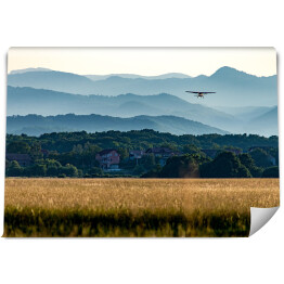 Fototapeta winylowa zmywalna Samolot na tle gór w Chorwacji
