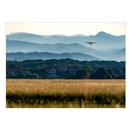 Plakat samoprzylepny Samolot na tle gór w Chorwacji