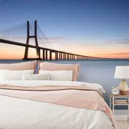 Fototapeta samoprzylepna Ponte Vasco da Gama podczas wschodu słońca w Lizbonie, Portugalia