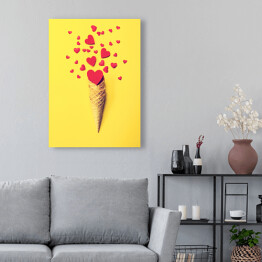 Obraz na płótnie Rożek z serduszkami na żółtym tle