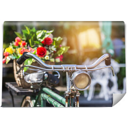 Fototapeta Rower z bukietem kwiatów w koszyku w stylu vintage 