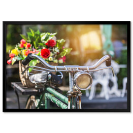 Plakat w ramie Rower z bukietem kwiatów w koszyku w stylu vintage 