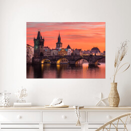 Plakat samoprzylepny Most Karola w Pradze z czerwonym zmierzchem w tle - Czechy