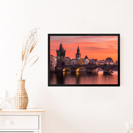 Obraz w ramie Most Karola w Pradze z czerwonym zmierzchem w tle - Czechy