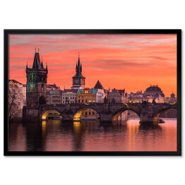 Plakat w ramie Most Karola w Pradze z czerwonym zmierzchem w tle - Czechy