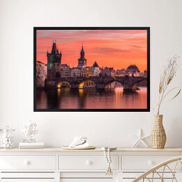 Obraz w ramie Most Karola w Pradze z czerwonym zmierzchem w tle - Czechy