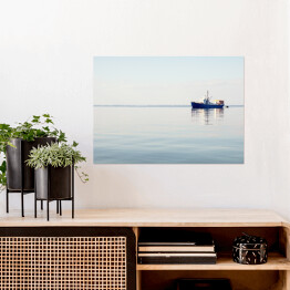 Plakat Wodny krajobraz z łodzią w oddali