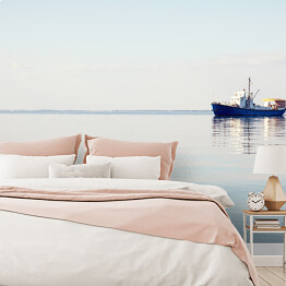 Fototapeta winylowa zmywalna Wodny krajobraz z łodzią w oddali