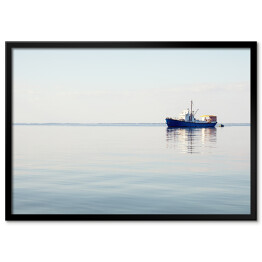 Plakat w ramie Wodny krajobraz z łodzią w oddali