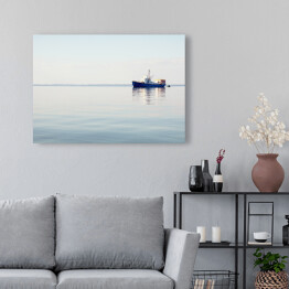 Obraz na płótnie Wodny krajobraz z łodzią w oddali