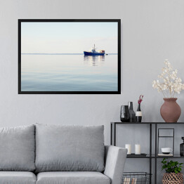 Obraz w ramie Wodny krajobraz z łodzią w oddali