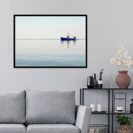 Plakat w ramie Wodny krajobraz z łodzią w oddali