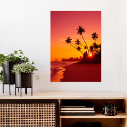 Plakat samoprzylepny Zachód słońca na tropikalnej plaży z palmami w ciepłych barwach