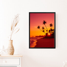 Obraz w ramie Zachód słońca na tropikalnej plaży z palmami w ciepłych barwach