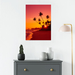Plakat Zachód słońca na tropikalnej plaży z palmami w ciepłych barwach