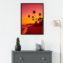 Plakat w ramie Zachód słońca na tropikalnej plaży z palmami w ciepłych barwach