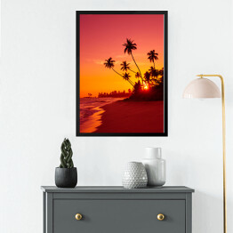 Obraz w ramie Zachód słońca na tropikalnej plaży z palmami w ciepłych barwach