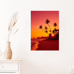 Plakat Zachód słońca na tropikalnej plaży z palmami w ciepłych barwach