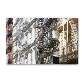 Obraz na płótnie Fasada domów ze schodami ewakuacyjnymi w słoneczny dzień w Nowym Jorku