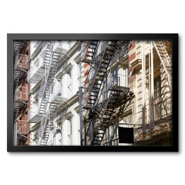 Obraz w ramie Fasada domów ze schodami ewakuacyjnymi w słoneczny dzień w Nowym Jorku