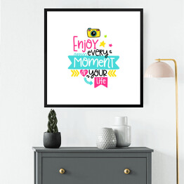 Obraz w ramie "Ciesz się każdą chwilą swojego życia" - kolorowy ozdobny napis motywacyjny