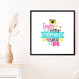Obraz w ramie "Ciesz się każdą chwilą swojego życia" - kolorowy ozdobny napis motywacyjny