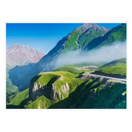 Plakat samoprzylepny Droga na górze pokrytej mchem, Gruzja