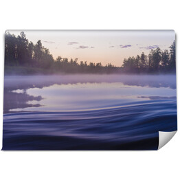 Fototapeta samoprzylepna Letni krajobraz z rzeką, lasem, chmurami na niebieskim niebie 
