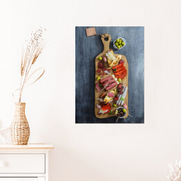 Plakat samoprzylepny Różne hiszpańskie produkty spożywcze na drewnianej desce 