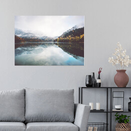 Plakat samoprzylepny Mglisty krajobraz jeziora na tle gór
