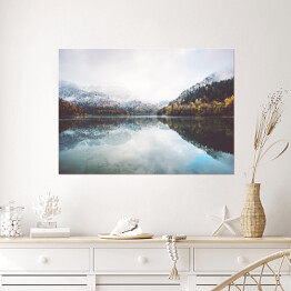 Plakat samoprzylepny Mglisty krajobraz jeziora na tle gór