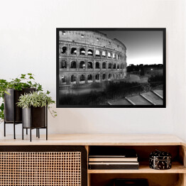 Obraz w ramie Widok w nocy na Koloseum, Rzym, Włochy w biało czarnych barwach
