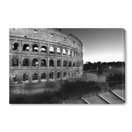 Widok w nocy na Koloseum, Rzym, Włochy w biało czarnych barwach