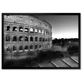 Plakat w ramie Widok w nocy na Koloseum, Rzym, Włochy w biało czarnych barwach